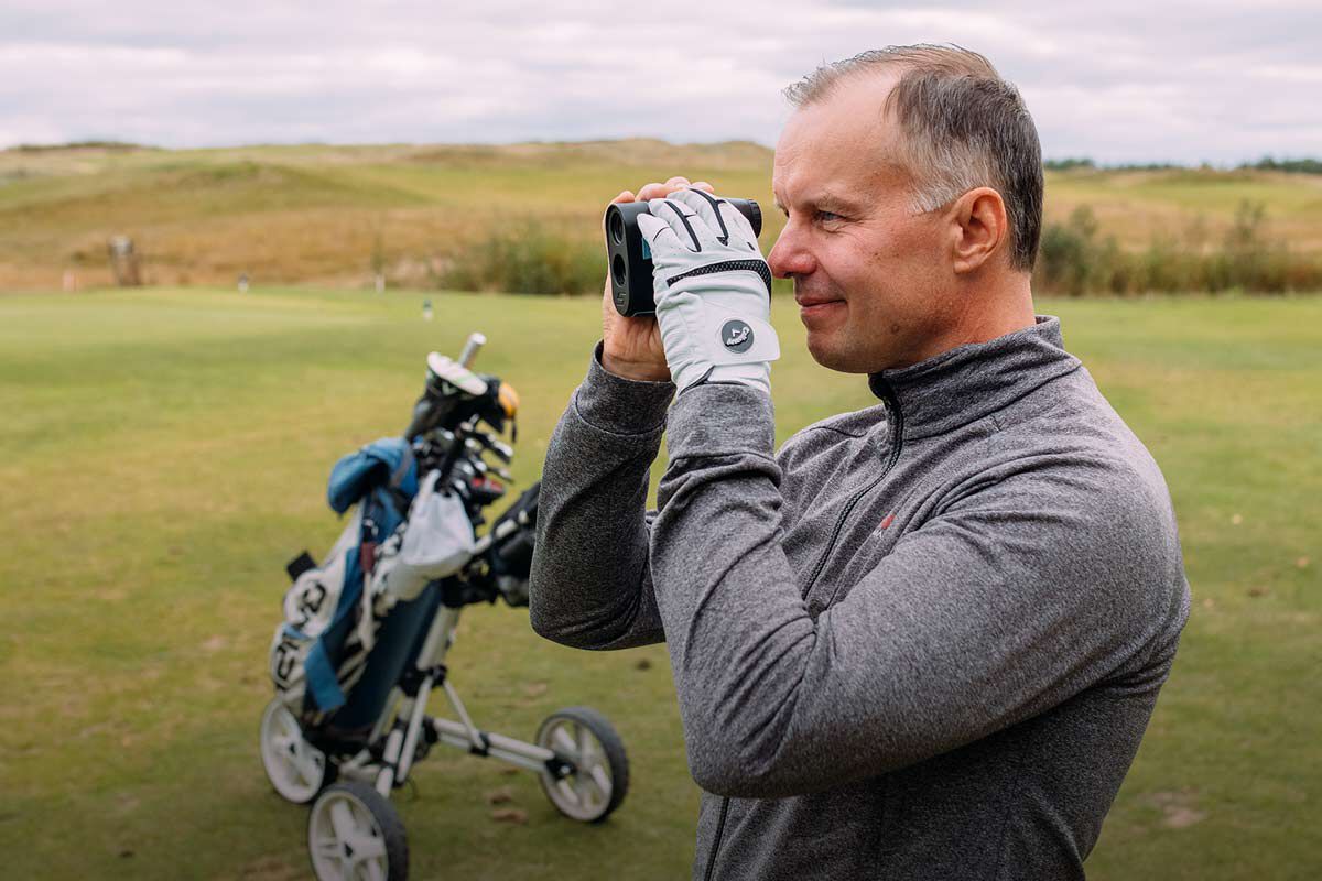 Golfaava silmäkirurgi uskaltautui linssileikkaukseen